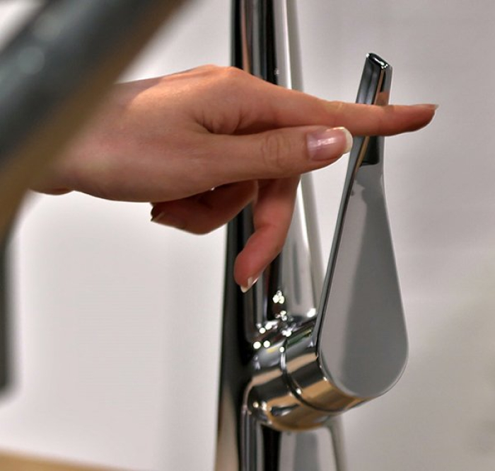 Смеситель для кухни с выдвижным душем Hansgrohe Metris 14821000. Фото